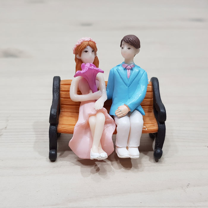 33. 벤치에 앉은 신랑신부